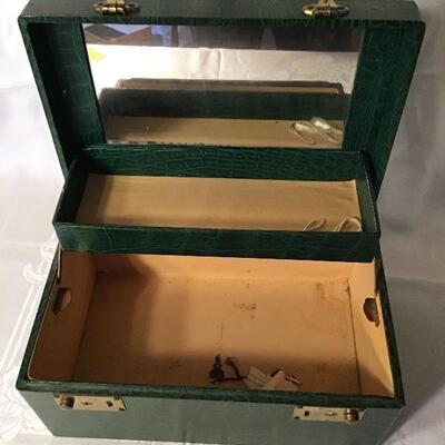 DR#176 - Vintage green jewelry box/train case