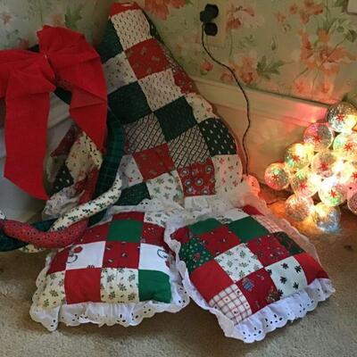 U#242 - Tree skirt, pillows, wreath & Light-up Tree