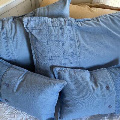 L74: Lot of Blue Decorative Pillows
