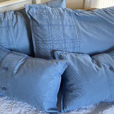 L74: Lot of Blue Decorative Pillows