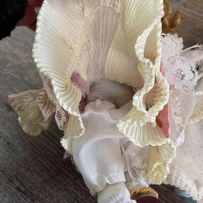 L130: Lot of Dolls