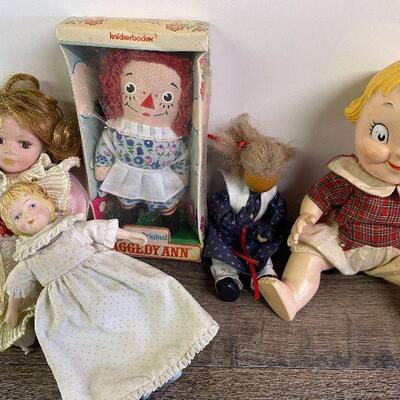 L130: Lot of Dolls