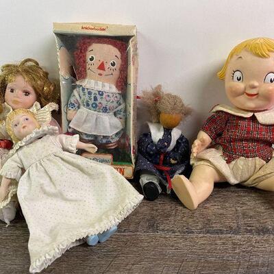 L130: Lot of Dolls