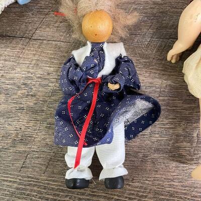 L130: Lot of Dolls