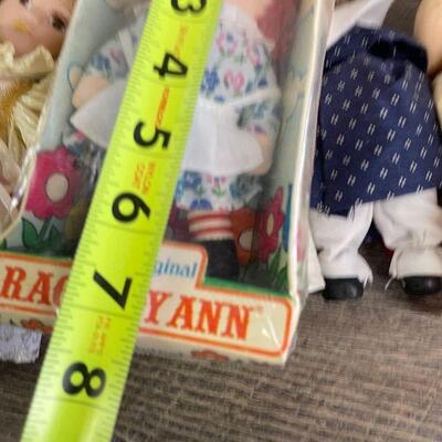 L130: Lot of Dolls