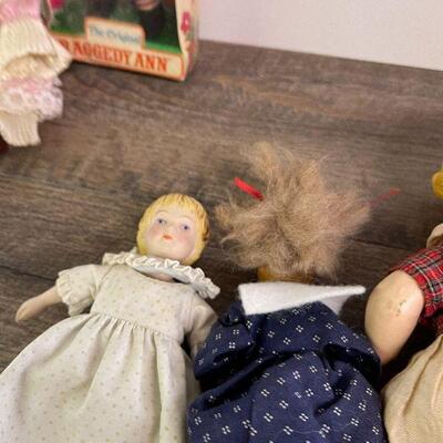 L130: Lot of Dolls