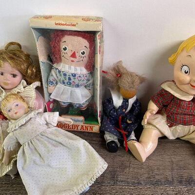 L130: Lot of Dolls