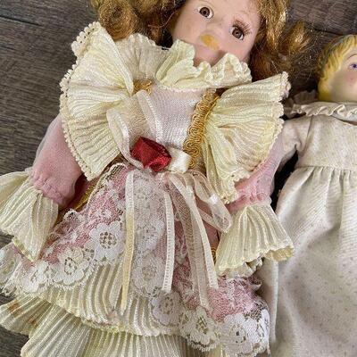 L130: Lot of Dolls
