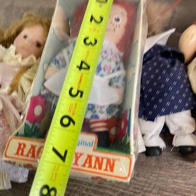 L130: Lot of Dolls