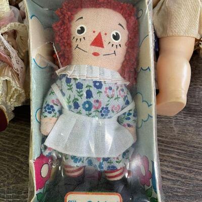 L130: Lot of Dolls