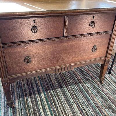L132: Dressing Table