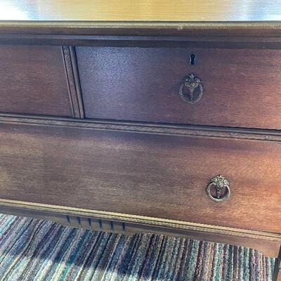 L132: Dressing Table