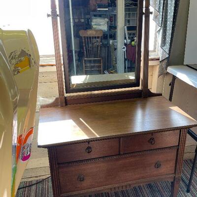 L132: Dressing Table