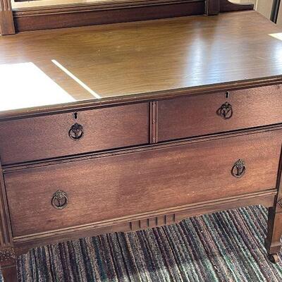 L132: Dressing Table