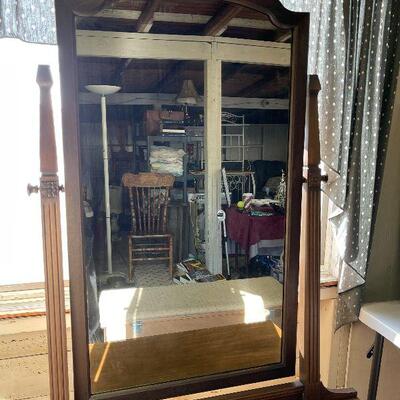 L132: Dressing Table