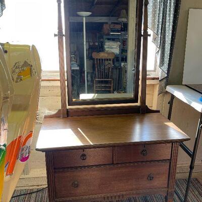 L132: Dressing Table