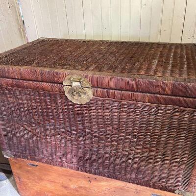 L134: Large Wicker Storage trunk