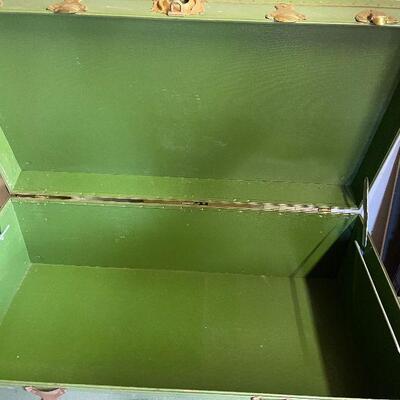 L136: Vintage Green Trunk