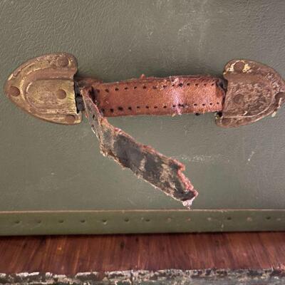 L136: Vintage Green Trunk