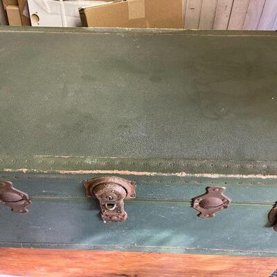 L136: Vintage Green Trunk