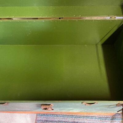 L136: Vintage Green Trunk