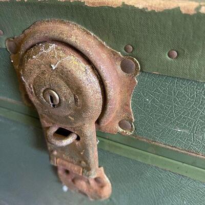 L136: Vintage Green Trunk