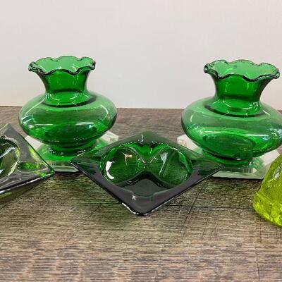 L149: Collection of green glass