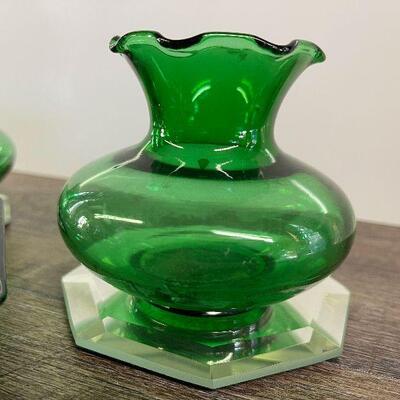 L149: Collection of green glass