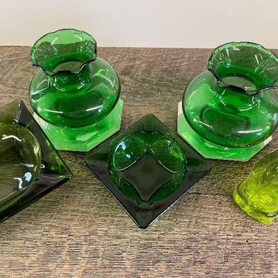 L149: Collection of green glass