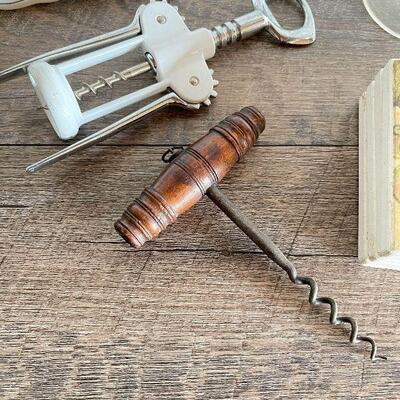 L166: Collection of Wine Accessories