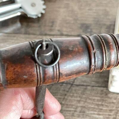L166: Collection of Wine Accessories