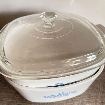 L169: Pair of Corning 2.5qt Casseroles with one Lid
