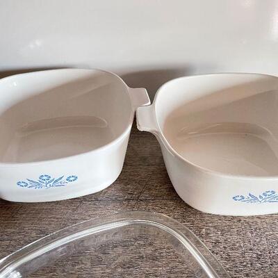 L169: Pair of Corning 2.5qt Casseroles with one Lid
