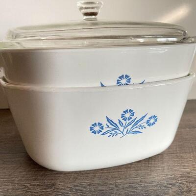 L169: Pair of Corning 2.5qt Casseroles with one Lid