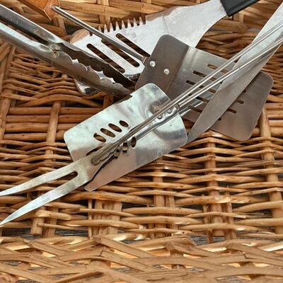 L178: Grill Utensils in Basket