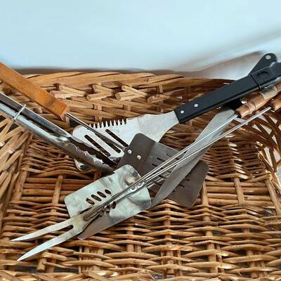 L178: Grill Utensils in Basket
