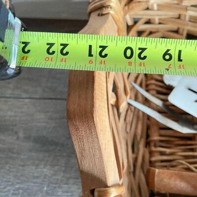 L178: Grill Utensils in Basket