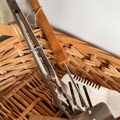 L178: Grill Utensils in Basket