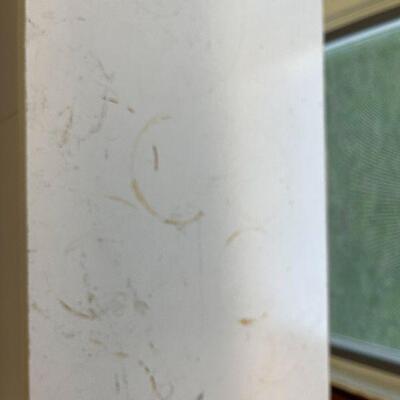 L185: White Storage Cabinet