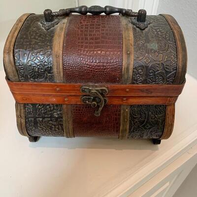Trunk with Top Handle and Latch