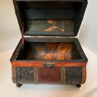 Trunk with Top Handle and Latch