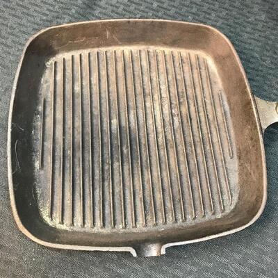 Benjamin & Medwin 9 3/8â€ x 9 3/8â€œCast Iron Grill Pan