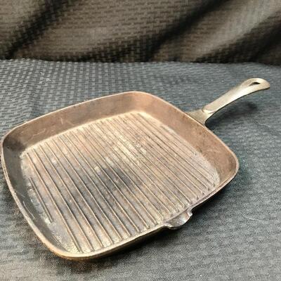 Benjamin & Medwin 9 3/8â€ x 9 3/8â€œCast Iron Grill Pan