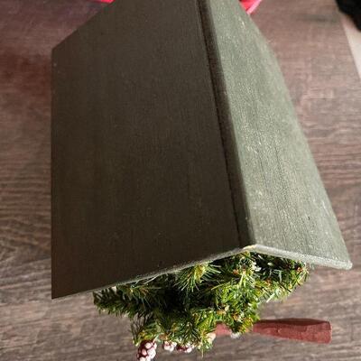 189: Red Baskets and Evergreen Wreath