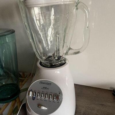 190: tray, Pitchers, and Blender