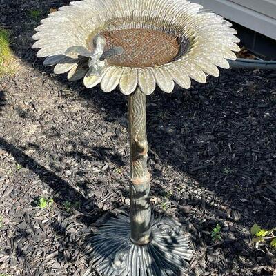 228: Metal Sunflower Bird Feeder