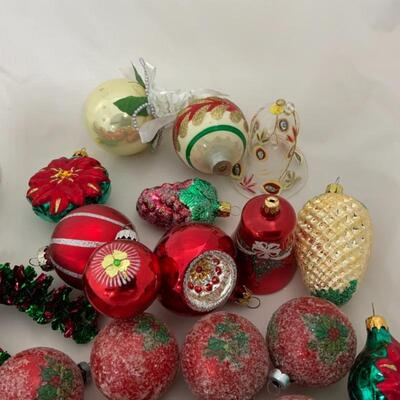 (149) Sparkly Red Modern Ornament Lot