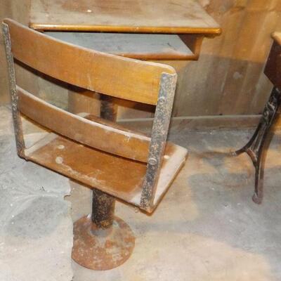 VINTAGE MIDDLE SCHOOL 1950'S DESK AND CHAIR.. 