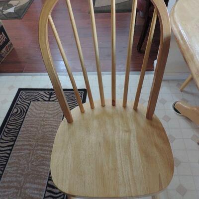 OAK TABLE AND 6 MATCHING CHAIRS