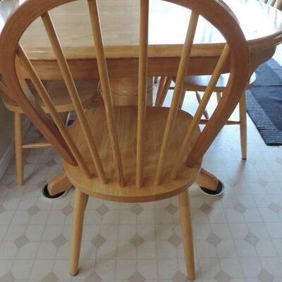 OAK TABLE AND 6 MATCHING CHAIRS
